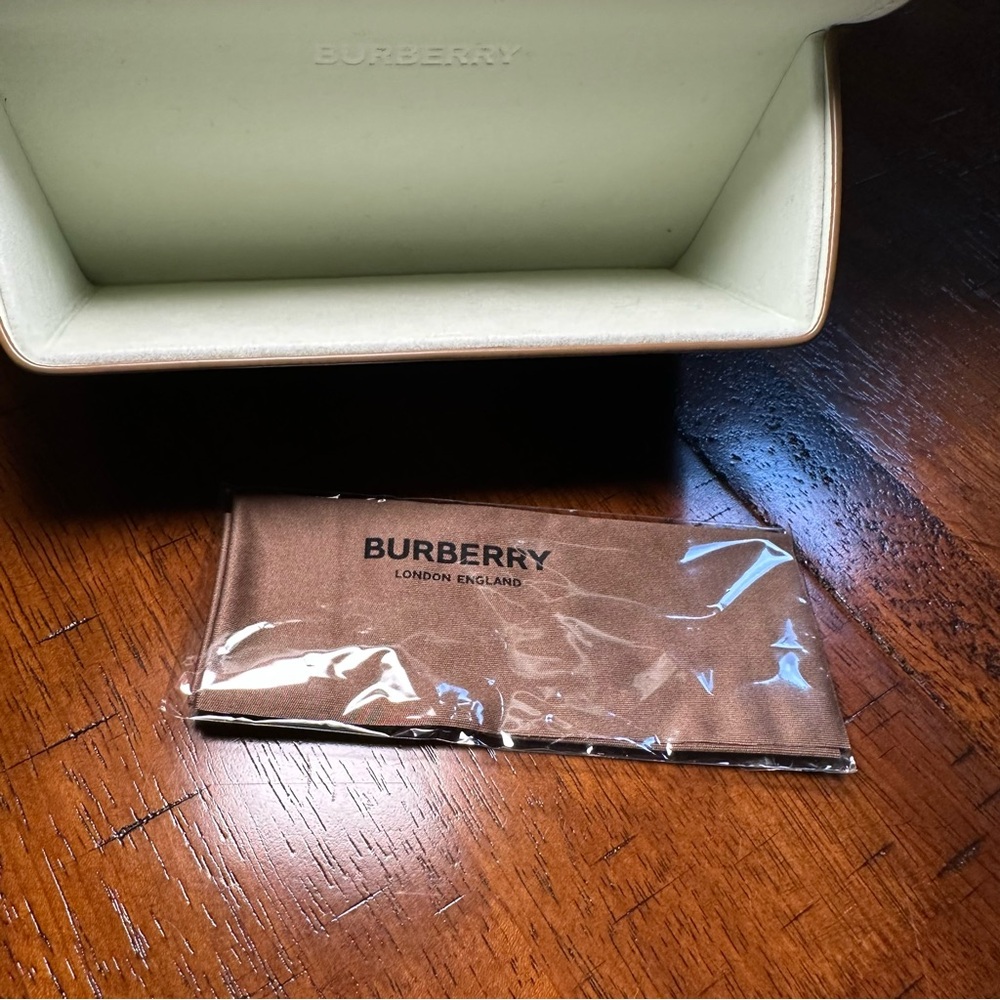 Burberry Green Sunglasses - Picture 13 of 15